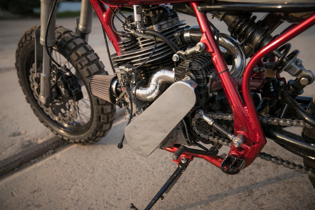Yamaha SR400: компрессорный боец от молодого дарования — 7