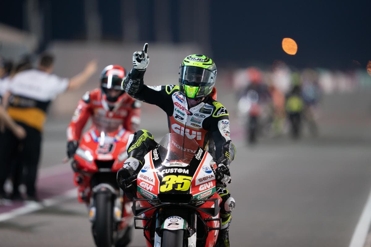 Он сделал это: травмированный пилот MotoGP приехал на подиум — 2