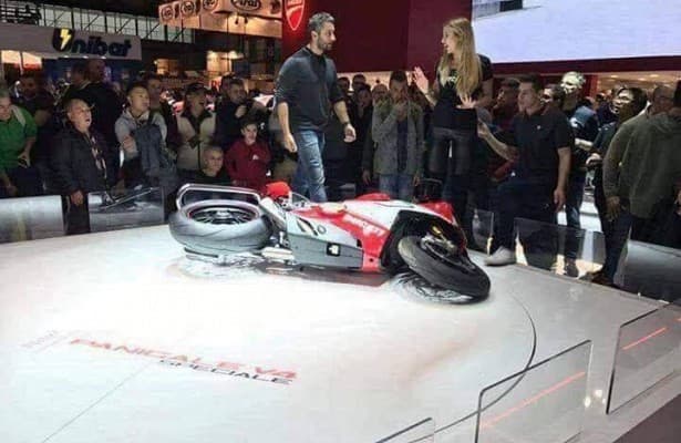 В Милане на выставке Eicma уронили самый дорогой Ducati — 2