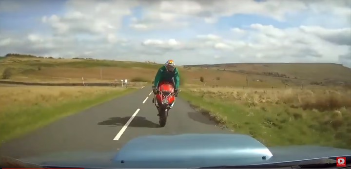 Жуткое столкновение мотоциклиста (Видео)