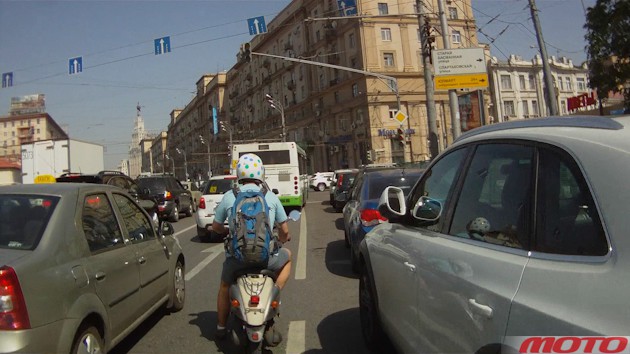 У России свой путь: в Госдуме предложили штрафовать мотоциклистов за движение "между рядов"