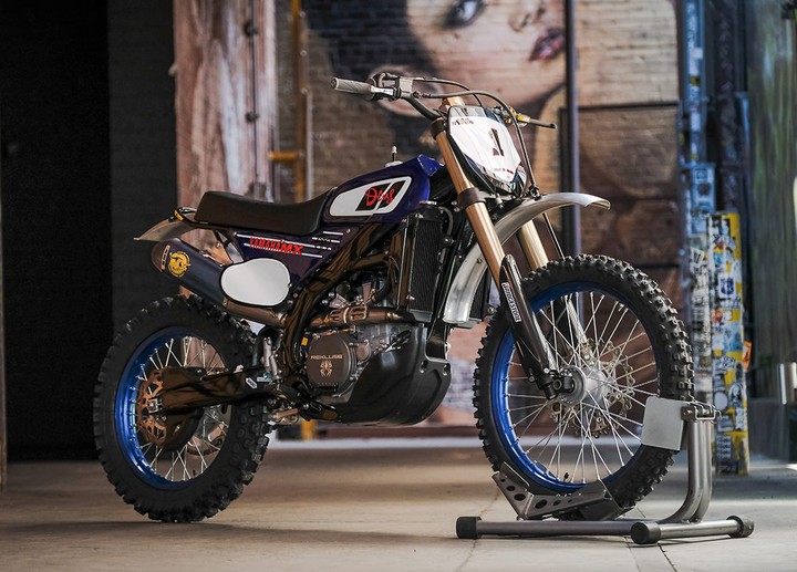 Кросс со стилем: боевая Yamaha YZ450FX выбирает олд-скул