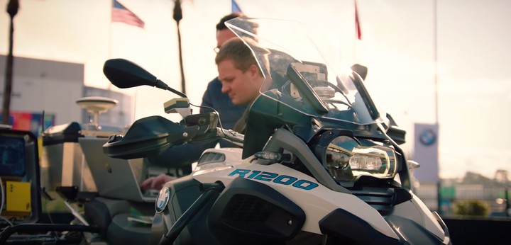 Беспилотный «гусь»: BMW показала мотоцикл-призрак (+видео)