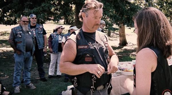 A group of bikers protected a 15-year-old girl