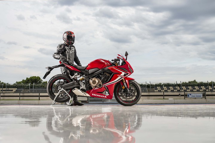 R вместо F: Honda представила CBR650R
