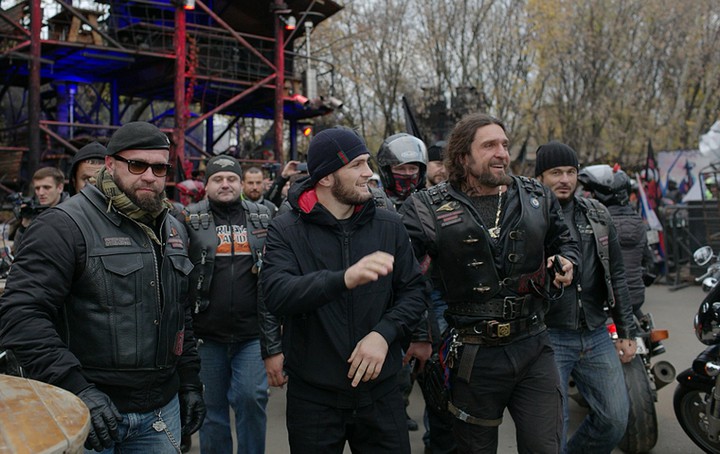 «Ночные волки» подарили Нурмагомедову мотоцикл