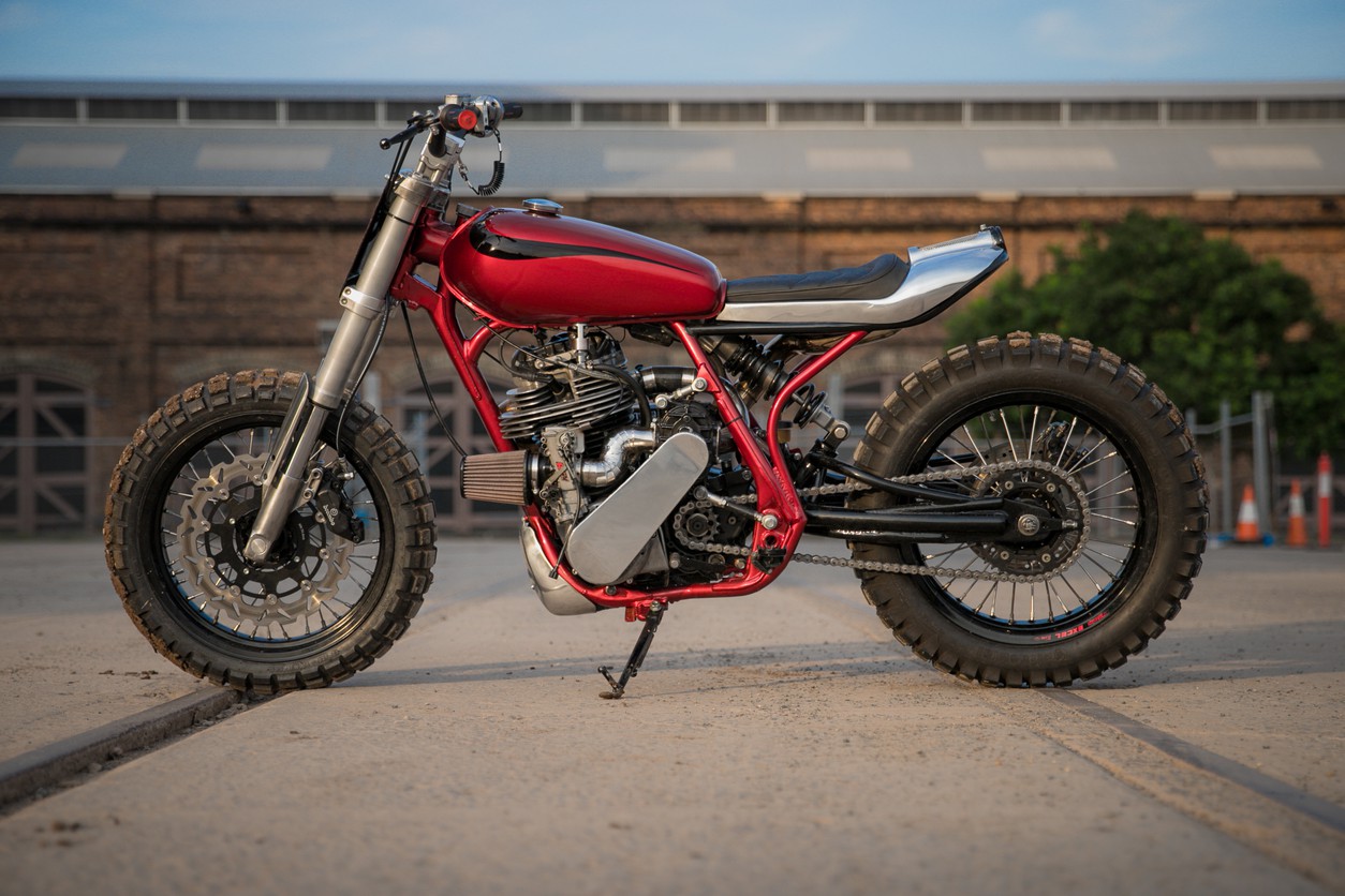 Yamaha SR400: компрессорный боец от молодого дарования