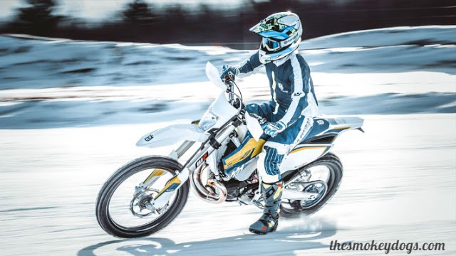 How to ride a motorcycle in the rain?