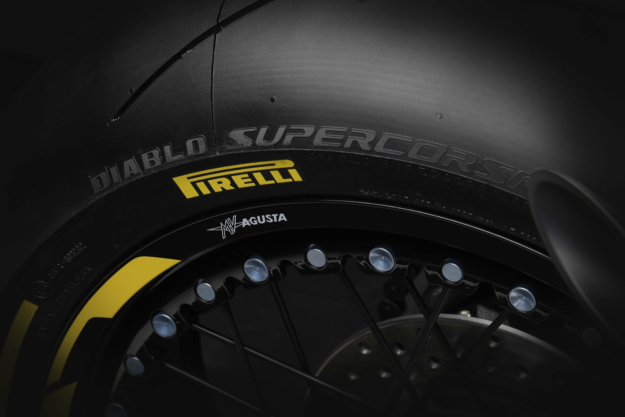 Это божественно: MV Agusta и Pirelli представили произведение мотоискусства