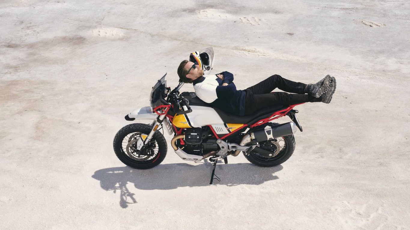 Юэн Макгрегор стал амбассадором мотоцикла Moto Guzzi V85TT