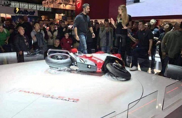 В Милане на выставке Eicma уронили самый дорогой Ducati