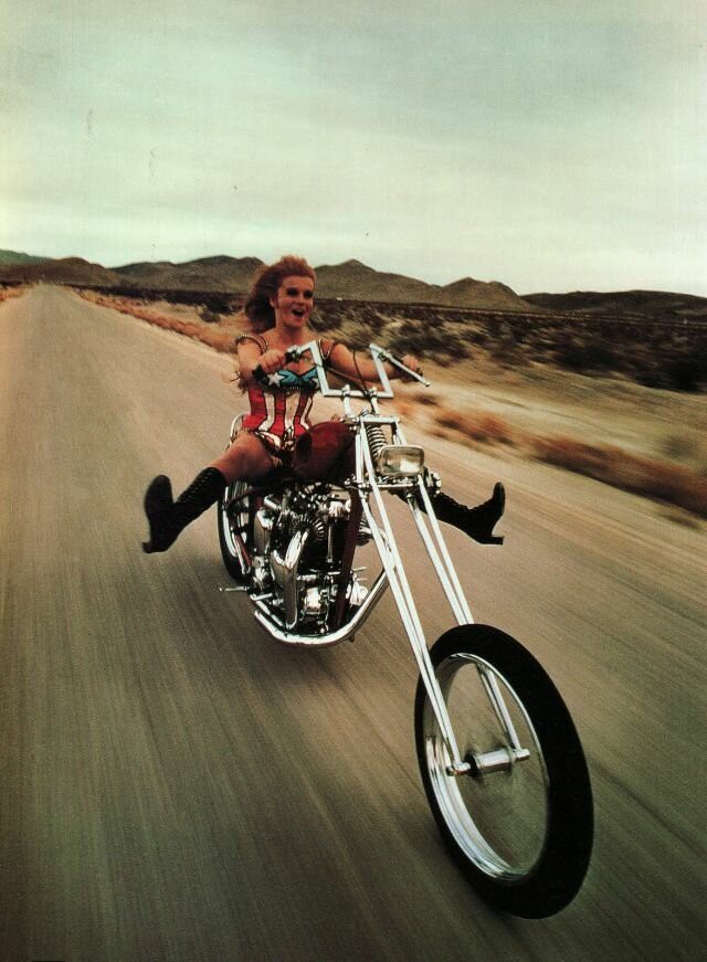 Девушки в рекламе мотоциклов