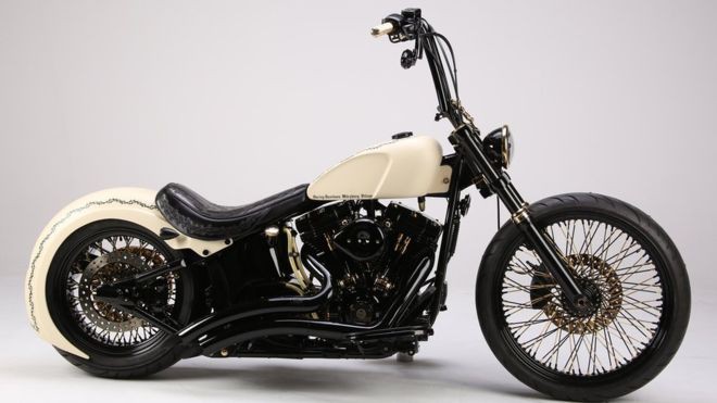Harley-Davidson с автографом Папы Римского продан за 42 тыс. фунтов